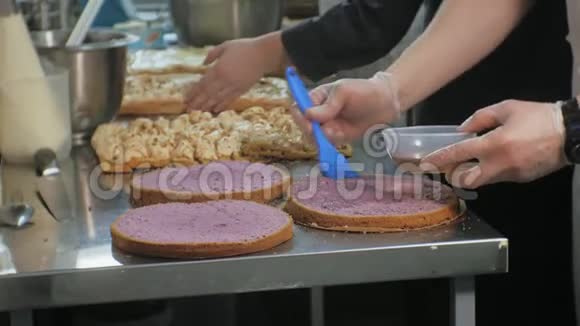 烹饪的概念专业糕点厨师做美味的蛋糕特写视频的预览图