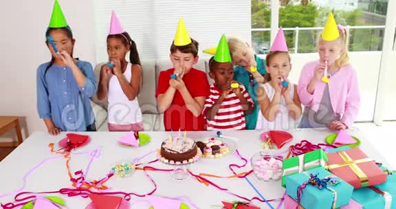 可爱的孩子们一起庆祝生日视频的预览图