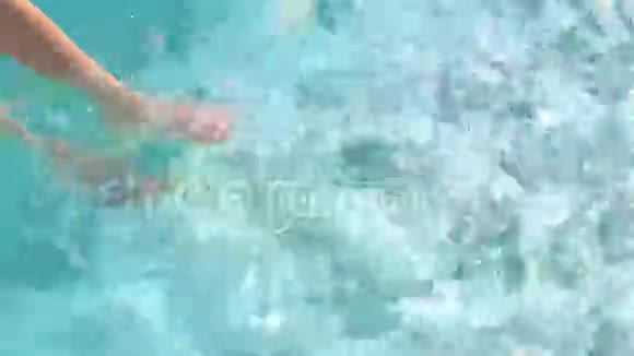 女人的腿在水里视频的预览图