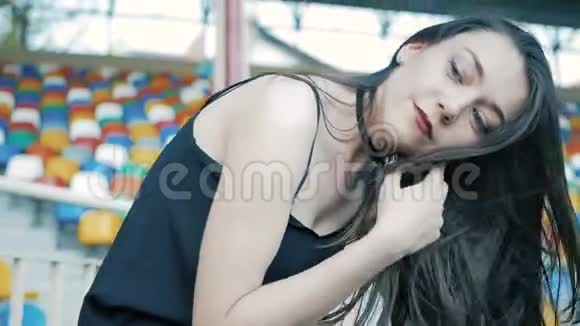酷时尚严肃的少女穿着黑色皮夹克深色长发的项链和口红视频的预览图