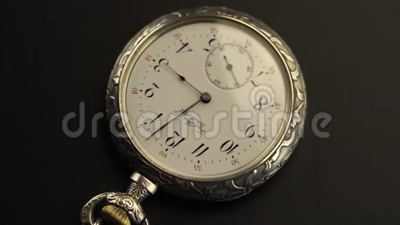 老式时钟机制手表时间过得很快黑色背景视频的预览图