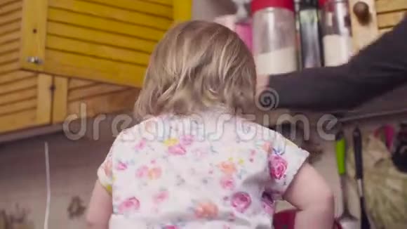 小女孩在厨房里玩视频的预览图