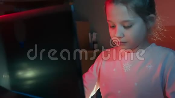 女孩坐在网上的笔记本电脑前视频的预览图
