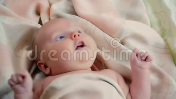 可爱的两个月的女婴视频的预览图