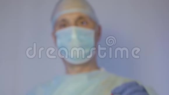 医生给病人看手术后需要服用的药丸视频的预览图