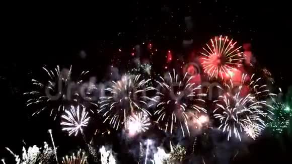 庆祝节日之夜的烟火视频的预览图