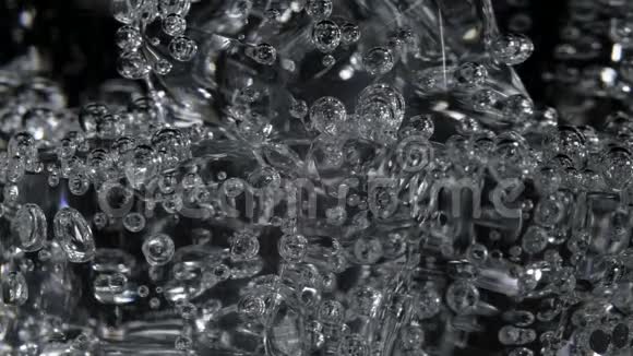 带有气泡的矿泉水的录像视频的预览图