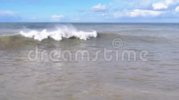 海上风暴巨大的波浪在海岸上撞击和喷射慢动作视频的预览图