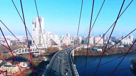 鸟瞰标志性的地标即画桥穿过莫斯科河汽车交通视频的预览图