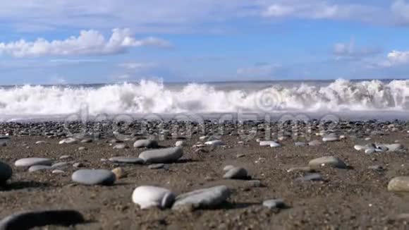 海上风暴石滩的底部景色巨大的波浪在海滩上翻滚视频的预览图