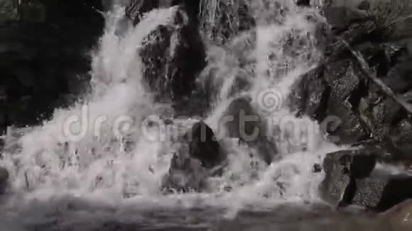 夏天的风景山瀑布视频的预览图