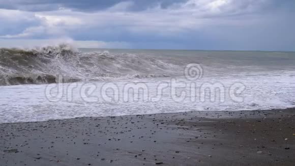 海上的风暴巨浪正在海滩上拍打和喷洒慢动作视频的预览图