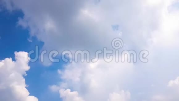 时间流逝的阳光穿过蓝天上的云彩视频的预览图