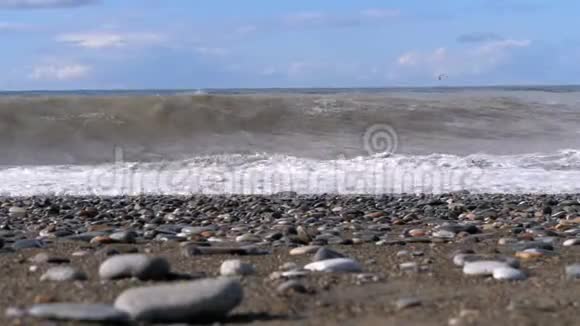 海上的风暴石岸的底部景色巨浪正在海滩上拍打视频的预览图