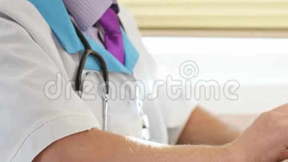 男性医生用电脑键盘输入处方视频的预览图