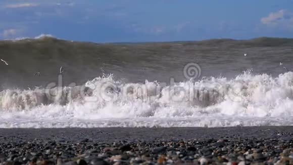海上风暴巨大的波浪在海滩上翻滚和喷射慢动作视频的预览图