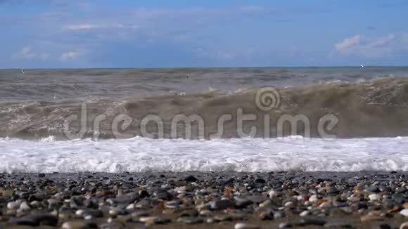 海上风暴巨大的波浪在海滩上翻滚和喷射慢动作视频的预览图