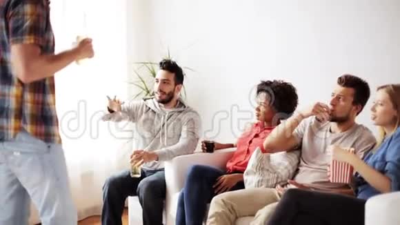 带爆米花和饮料的朋友在家聊天视频的预览图