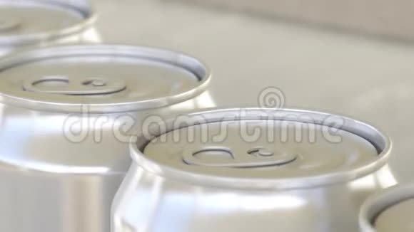 软饮或啤酒生产线铝罐上工业输送机浅焦生态包装回收视频的预览图
