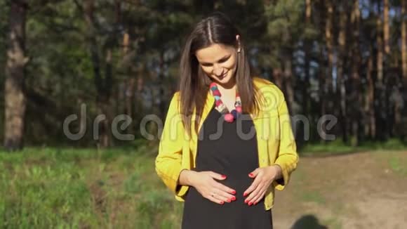女人摸她怀孕的肚子视频的预览图