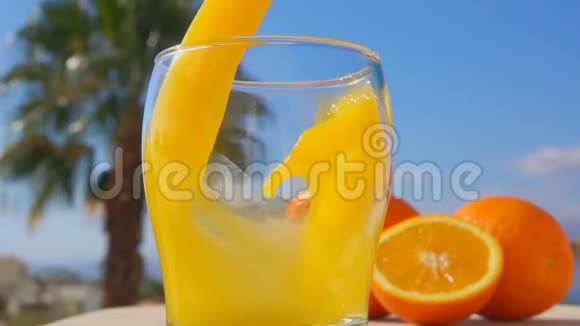 特写橙汁倒入玻璃杯中视频的预览图