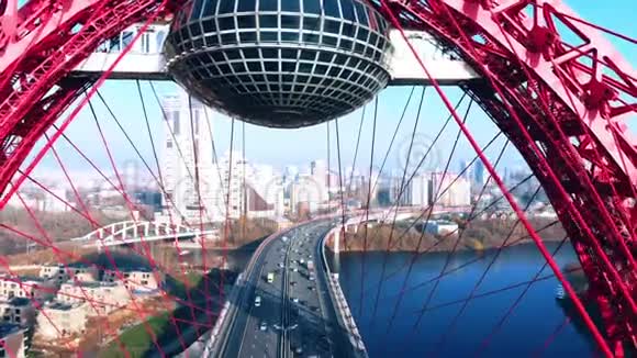 鸟瞰标志性的地标即画桥穿过莫斯科河汽车交通视频的预览图