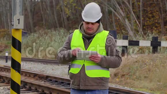 铁路工程师在铁路附近工作平板电脑视频的预览图