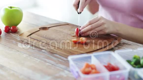 在家里切菜的女人视频的预览图