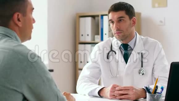 医院有健康问题的医生和男子视频的预览图