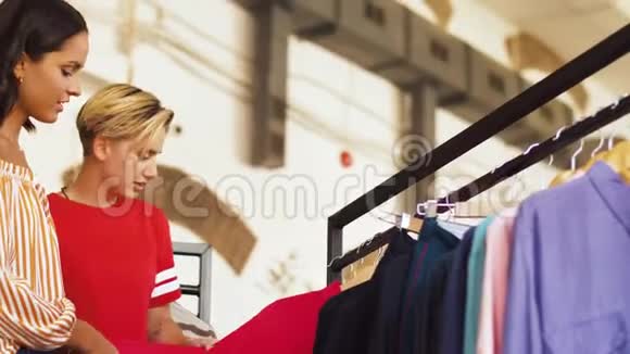 妇女在老式服装店挑选衣服视频的预览图