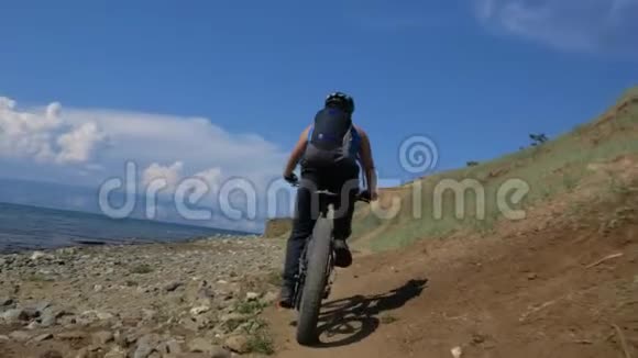 胖自行车也被称为胖自行车或胖轮胎自行车在夏天开车在路上视频的预览图