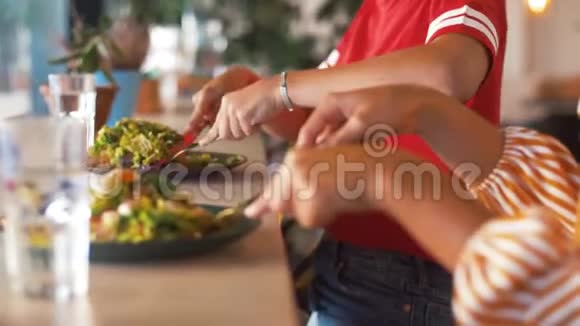 女朋友在餐馆吃饭视频的预览图