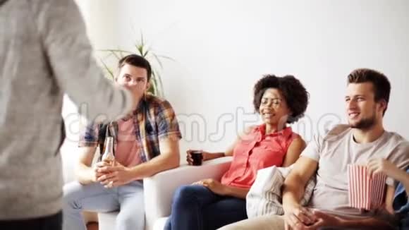 带爆米花和饮料的朋友在家聊天视频的预览图