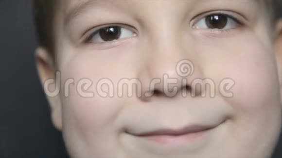 黑色背景上一个男孩特写的肖像全高清视频视频的预览图