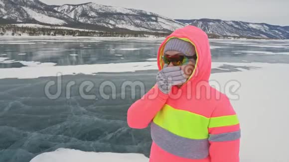 冬天的冰上女子是在体育比赛中行走的女孩在冬天在冰上训练运动北欧力量视频的预览图