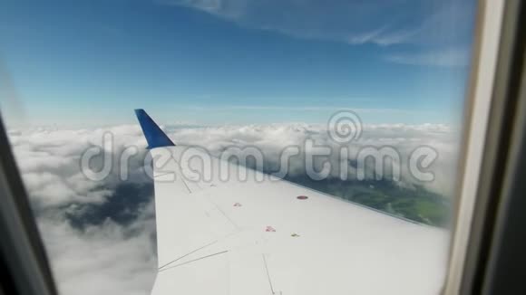 从窗口飞行时飞机的机翼视频的预览图