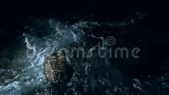 波浪在暗水上缓慢运动惊人的戏剧性自然背景用180fps射击史诗的神秘和魔法视频的预览图