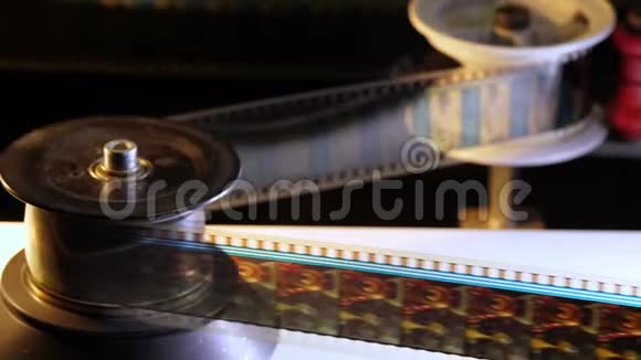 电影通过电影院的35毫米放映机放映视频的预览图