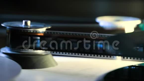 电影通过电影院的35毫米放映机放映视频的预览图