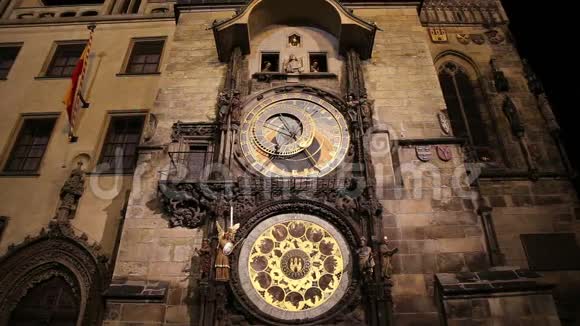 捷克共和国布拉格老城广场中世纪天文钟夜景视频的预览图