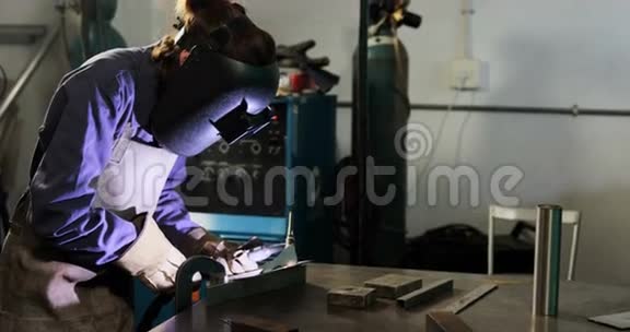 女性焊工焊接金属视频的预览图