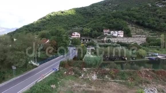 湖屋在黑山在村庄视频的预览图