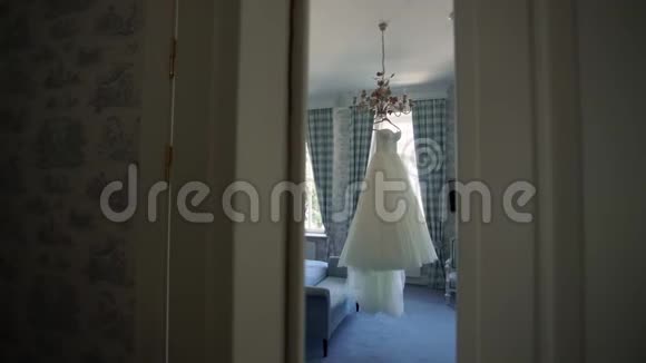 卧室里有婚纱视频的预览图