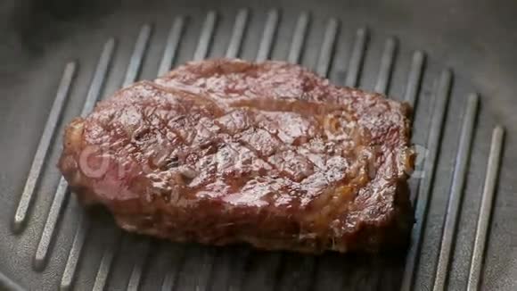 肉在平底锅上煎视频的预览图