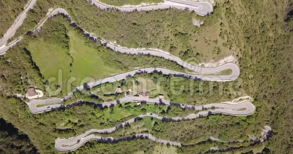 从Nembro村到Selvino的意大利山路上下无人驾驶飞机鸟瞰图视频的预览图