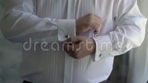 戴袖扣的人视频的预览图