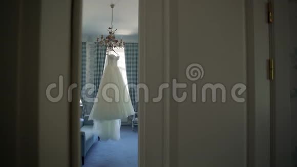 卧室里有婚纱视频的预览图