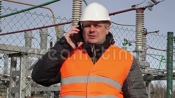 电气工程师用手机说话视频的预览图