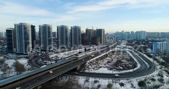 基辅城市景观鸟瞰图城市交通视频的预览图