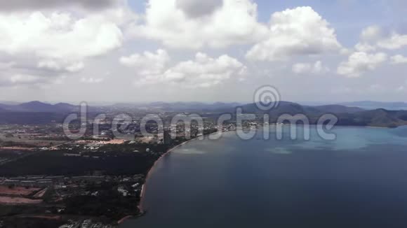 泰国芭堤雅美丽海景的俯视图海岸线和芭堤雅海的鸟瞰图视频的预览图